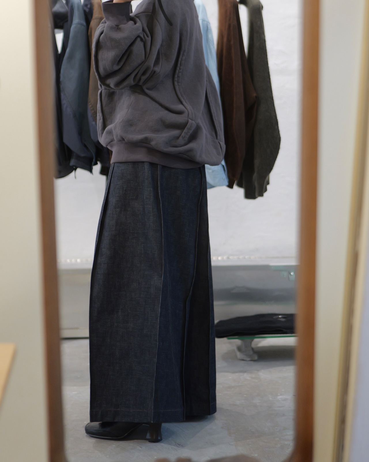 予約販売 | i’m here : - “METAL” SWEAT SHIRT ：Gray｜メタル混裏毛／製作痕のライン／反転ダーツ／ガーメントダイ／日常使いしやすい立体感