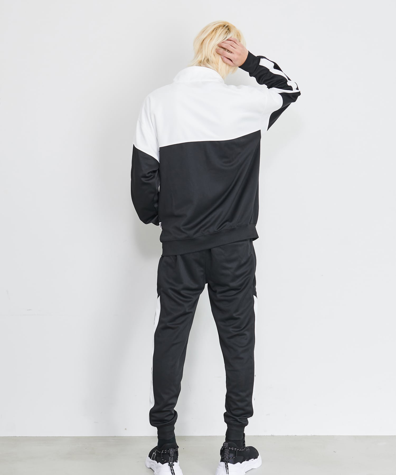 ユニセックス向けのブランドをメインにした、カジュアルな洋服や