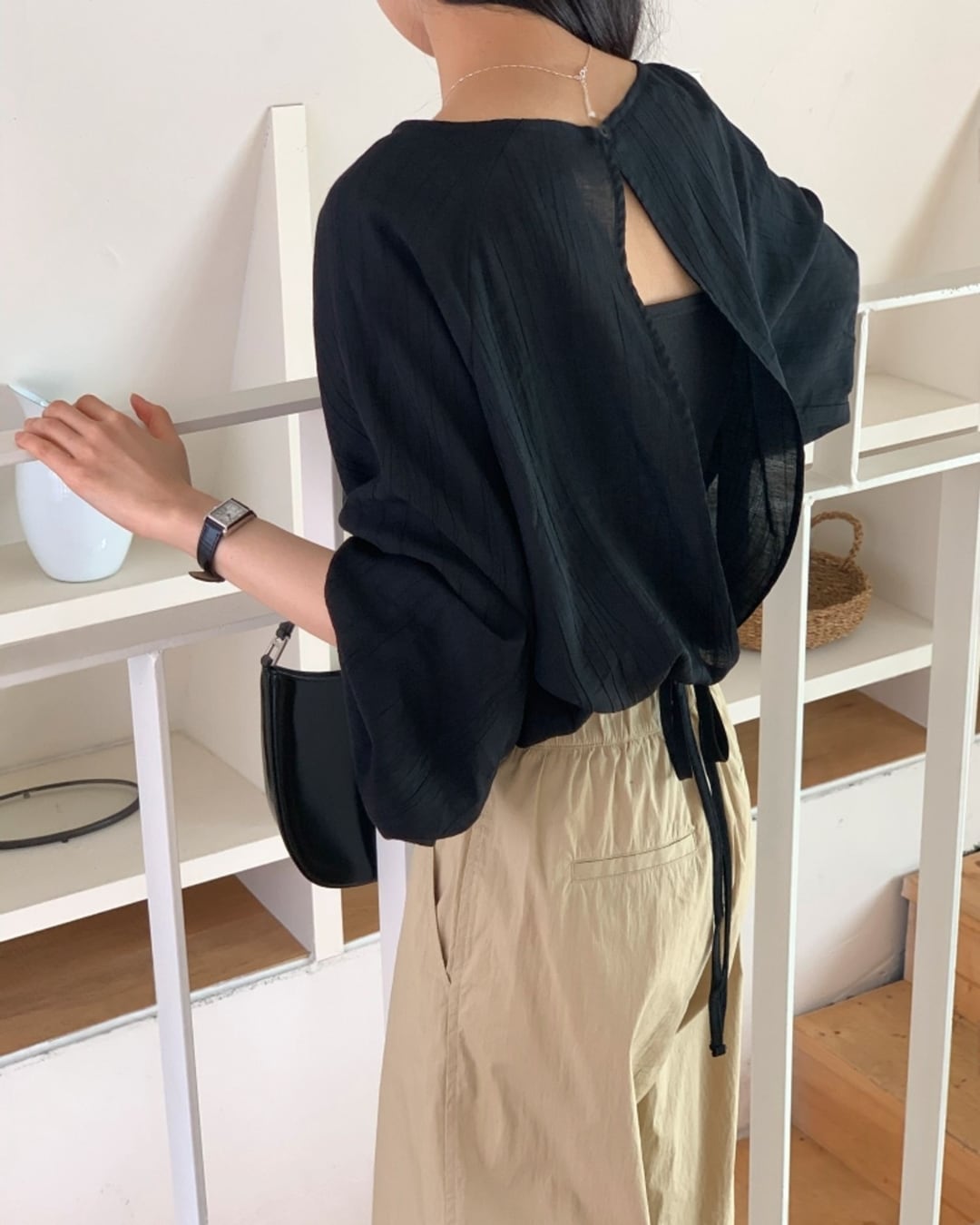 バックスリットシアーブラウス