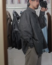 予約販売 | i’m here : - “TWIST” SLEEVE SHIRT ：Black｜ツイストスリーブ／ダンガリー素材／立体袖／大幅袋縫い／カットラインの痕跡