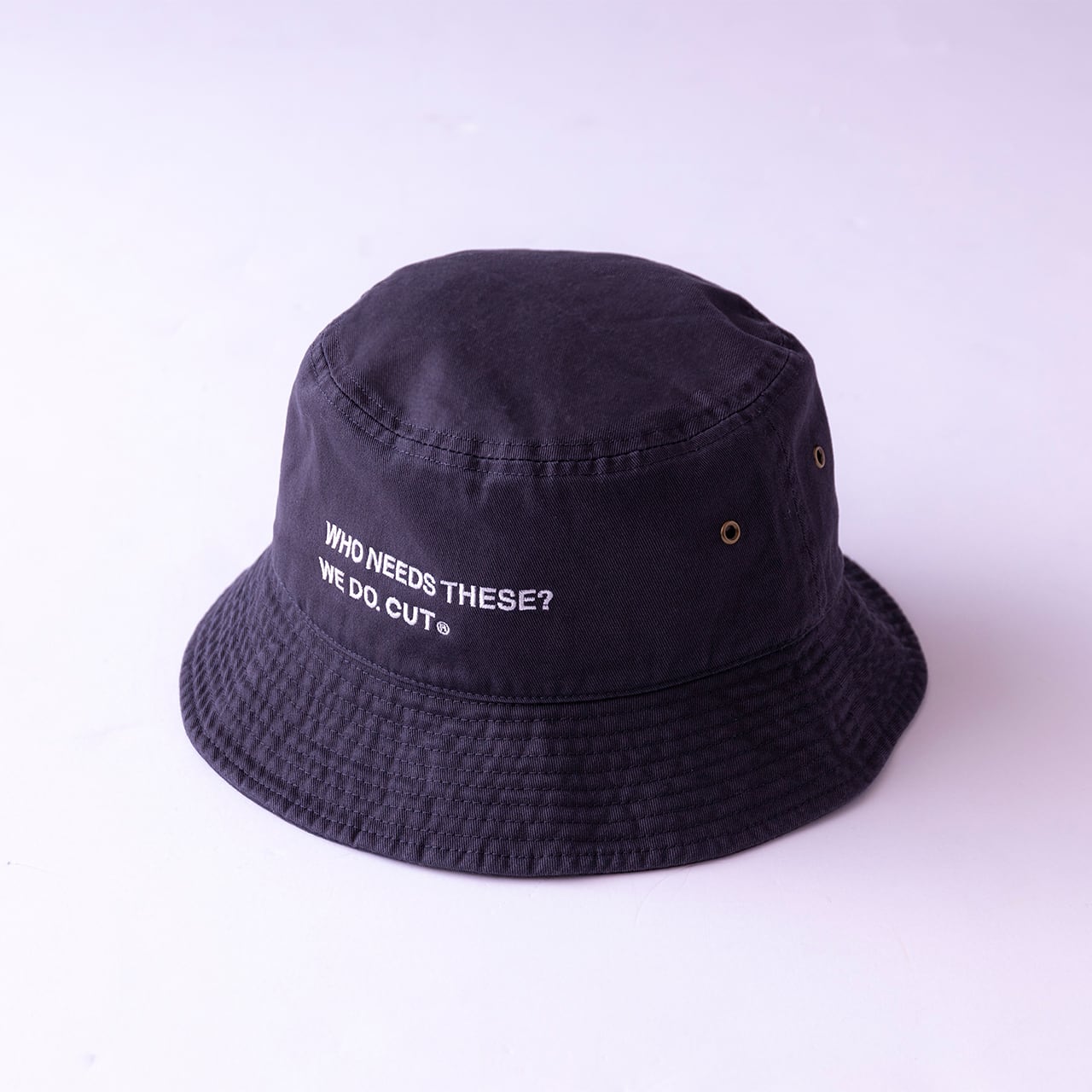 ロゴ刺繍バケットハット / チャコール | CUT ONLINE STORE
