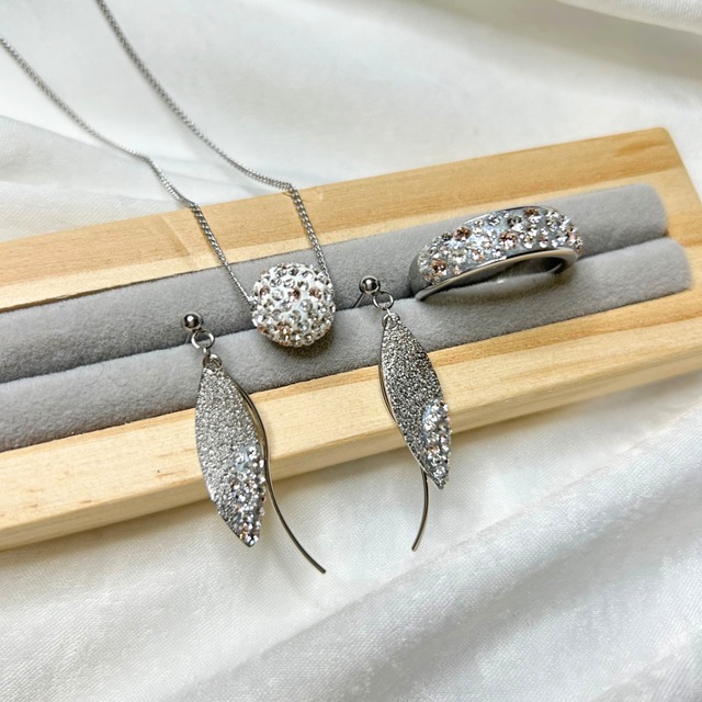 スワロフスキー社クリスタル　ピアス　クリスタル✖️シルク