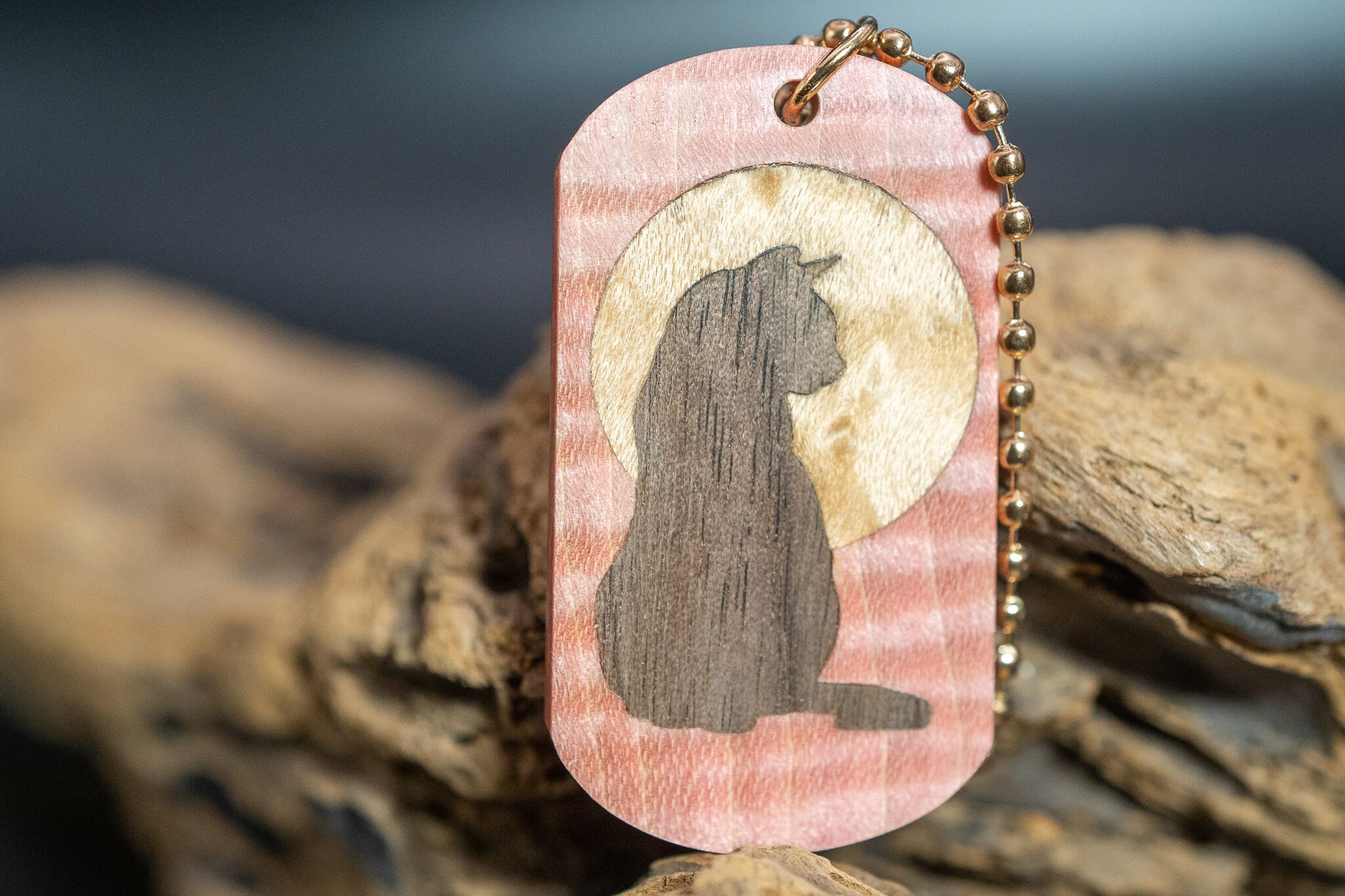 スタビライズウッド 楓 縮杢 ドッグタグ 象嵌 満月と横を向く猫