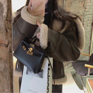 フェイクレザージャケット 裏ボアジャケット レディース アウター コート ジャケット フェイクレザー PU ボア ムートン 裏ボア ショート丈 ショートコート 裏ボアショートコート オーバーコート ビッグサイズ かわいい 大人可愛い きれいめ シンプル カジュアル 上品 おしゃれ かっこいい こなれ感 マニッシュ ガーリー キュート 通勤 通学 デート お出かけ 休日 ショッピング 楽ちん 体型カバー 普段使い モテ トレンド インスタ映え ゆったり フェミニン