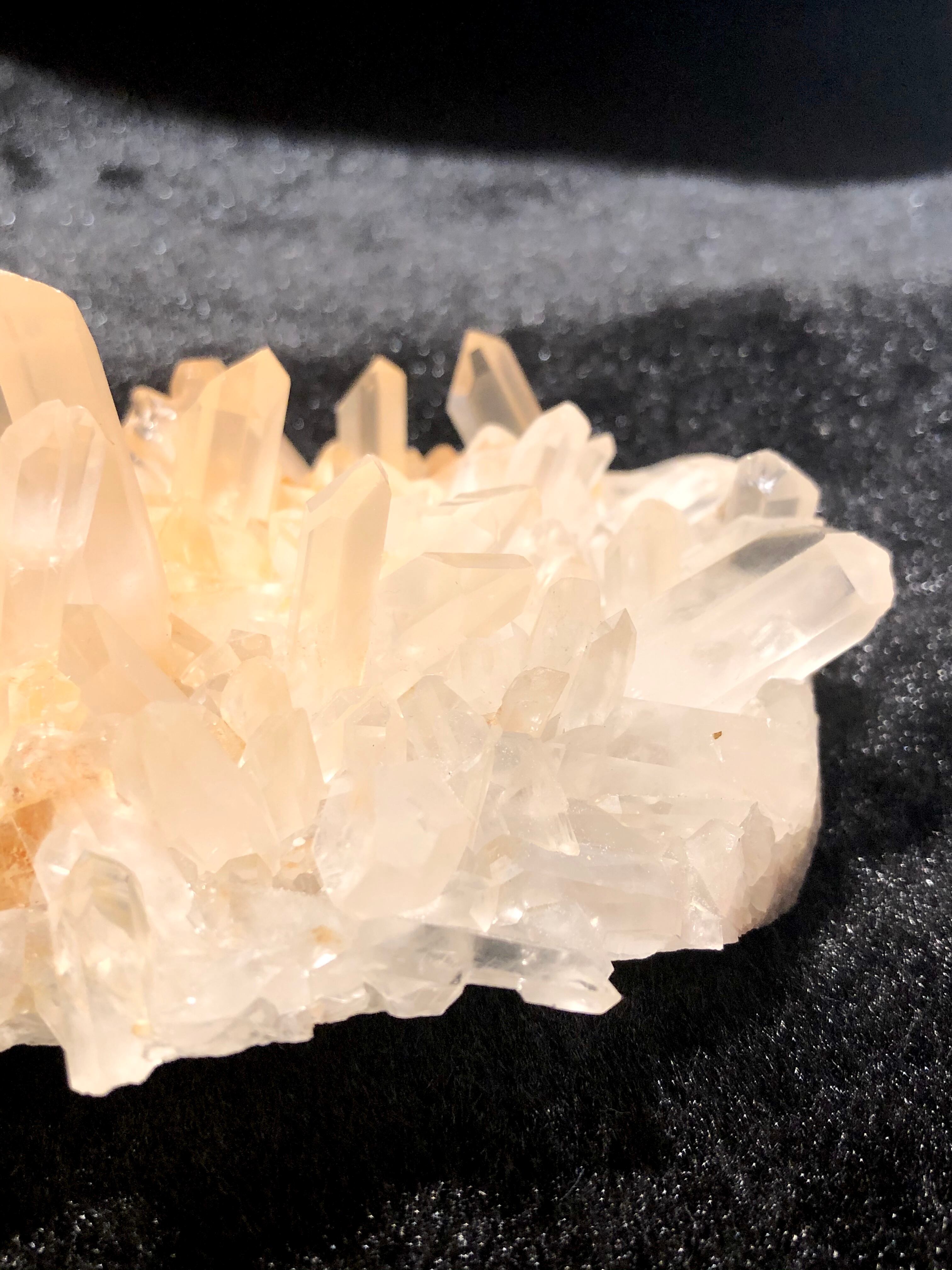 すりガラスのような質感！珍しいマダガスカル産水晶クラスター | 虹色の星