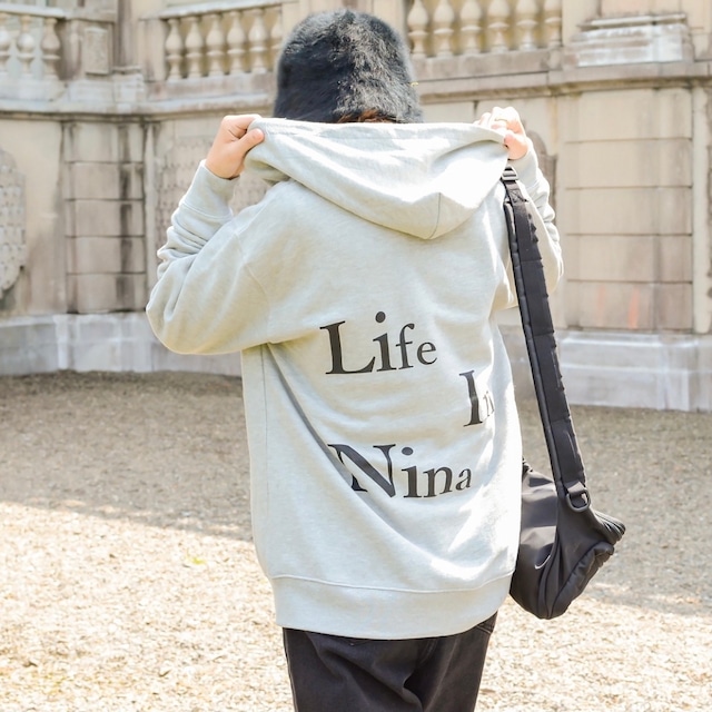 Life In Nina バックロゴunisexパーカー／GY
