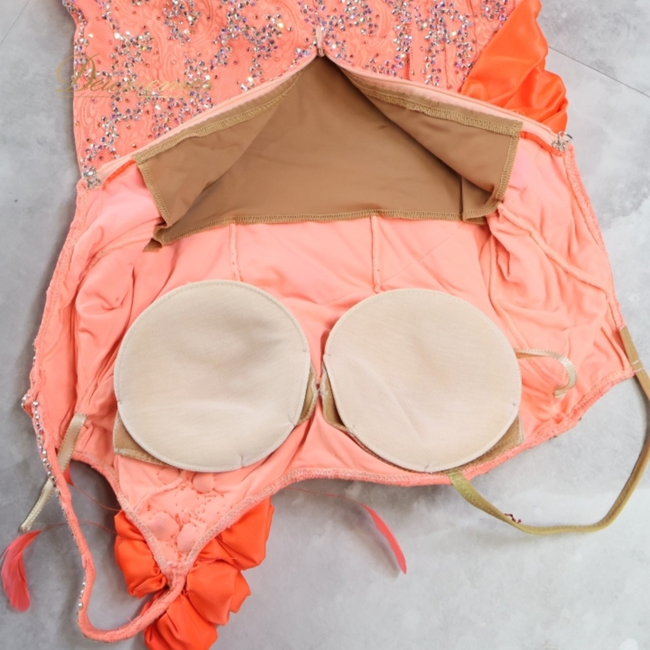 社交ダンス 衣装 スタンダードドレス ワンピース ドレス スタンダード フロート 羽 レース フリル デモ 競技 蛍光 サーモンピンク オレンジ 発表会 パーティ ピンク系 オレンジ系 フロア映え 揺れる装飾 おしゃれ 女性らしい ステージ用 ダンス衣装 社交ダンスイベント 競技用ドレス