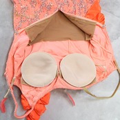 社交ダンス 衣装 スタンダードドレス ワンピース ドレス スタンダード フロート 羽 レース フリル デモ 競技 蛍光 サーモンピンク オレンジ 発表会 パーティ ピンク系 オレンジ系 フロア映え 揺れる装飾 おしゃれ 女性らしい ステージ用 ダンス衣装 社交ダンスイベント 競技用ドレス