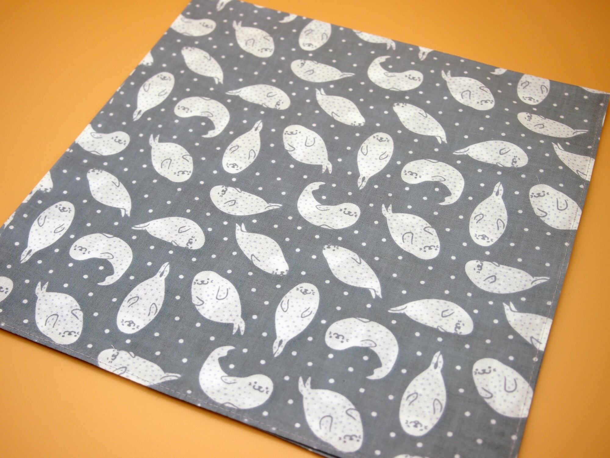 ゴマフアザラシ柄のハンカチ | 男鹿水族館GAO Online Shop