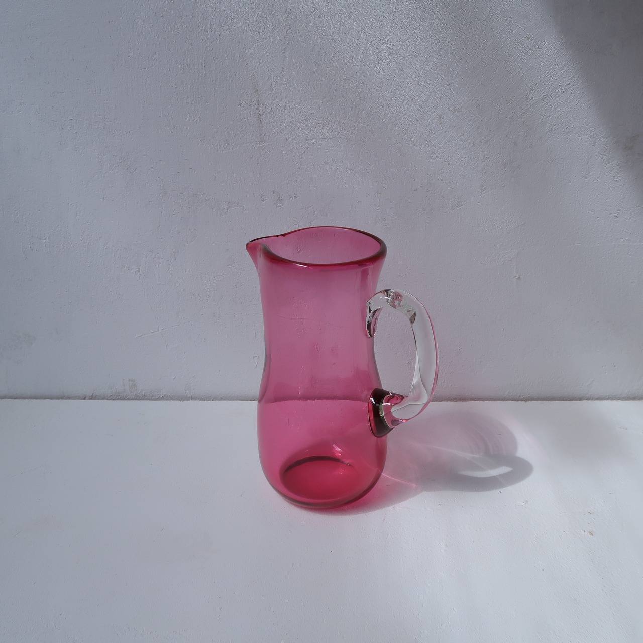 ビビッドピンクの水差し
