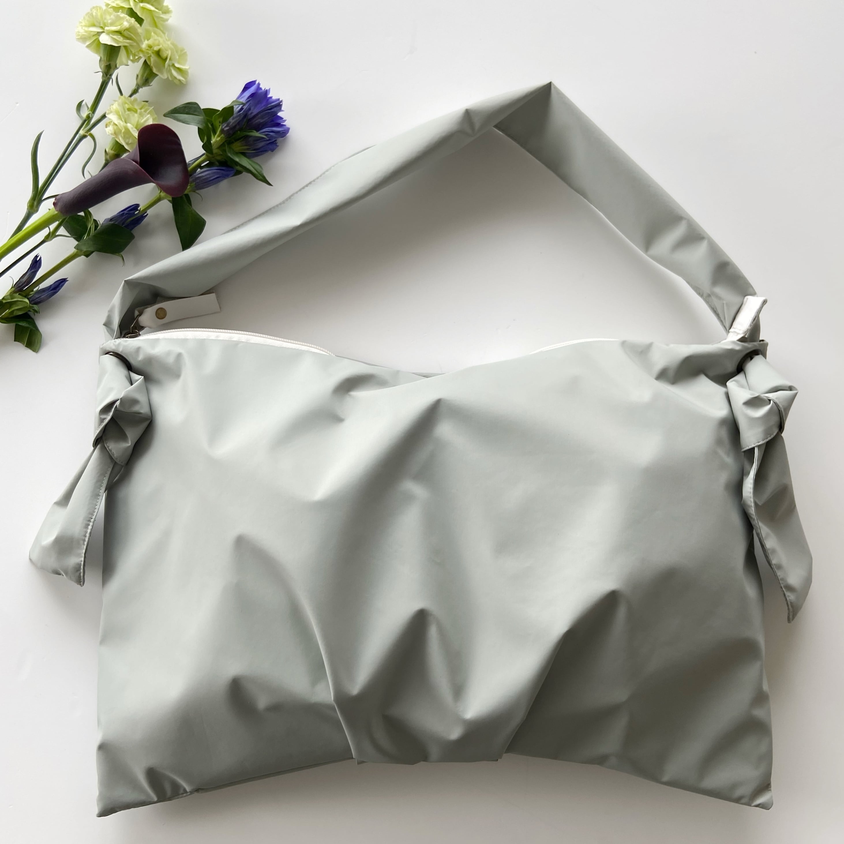 雨でも安心*ふんわり軽量*撥水ナイロン*2wayビッグサイズショルダー*A4収納可能