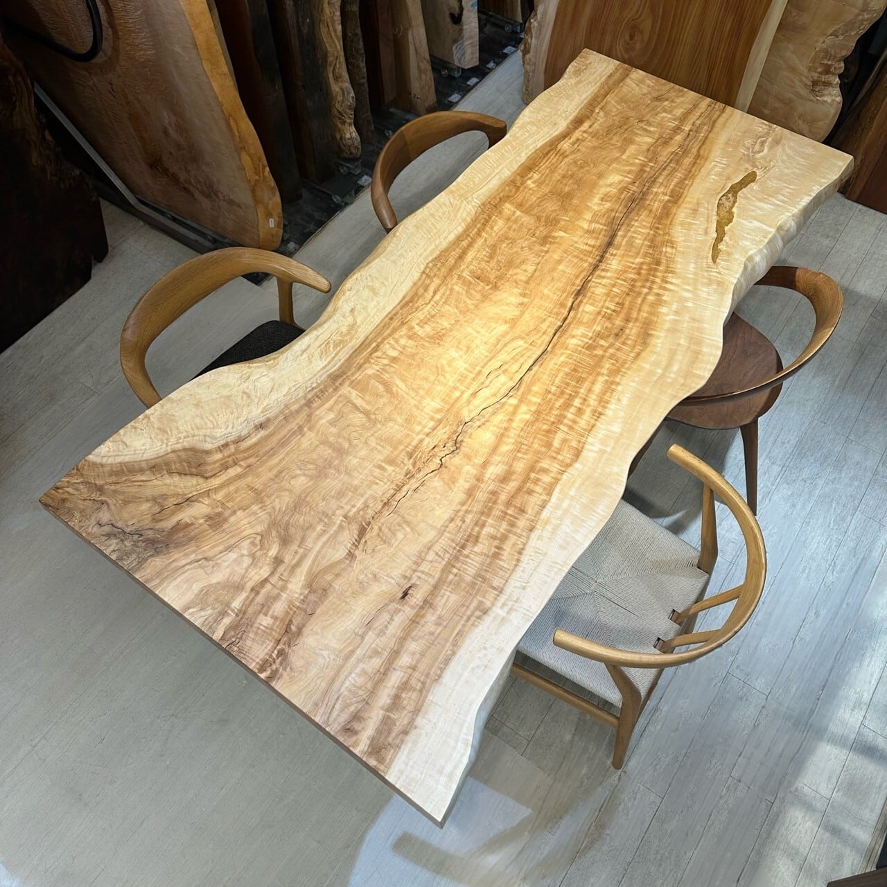 栃（トチ） 一枚板 | 千年家具 - 一枚板 テーブル専門店