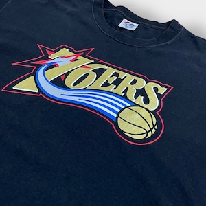 【majestic】NBA 76ers バスケットボール フィラデルフィア・セブンティシクサーズ 2X ビッグシルエット プリント Tシャツ ロゴ ナンバリング 3 バックプリント アレン・アイバーソン 半袖 夏物 us古着