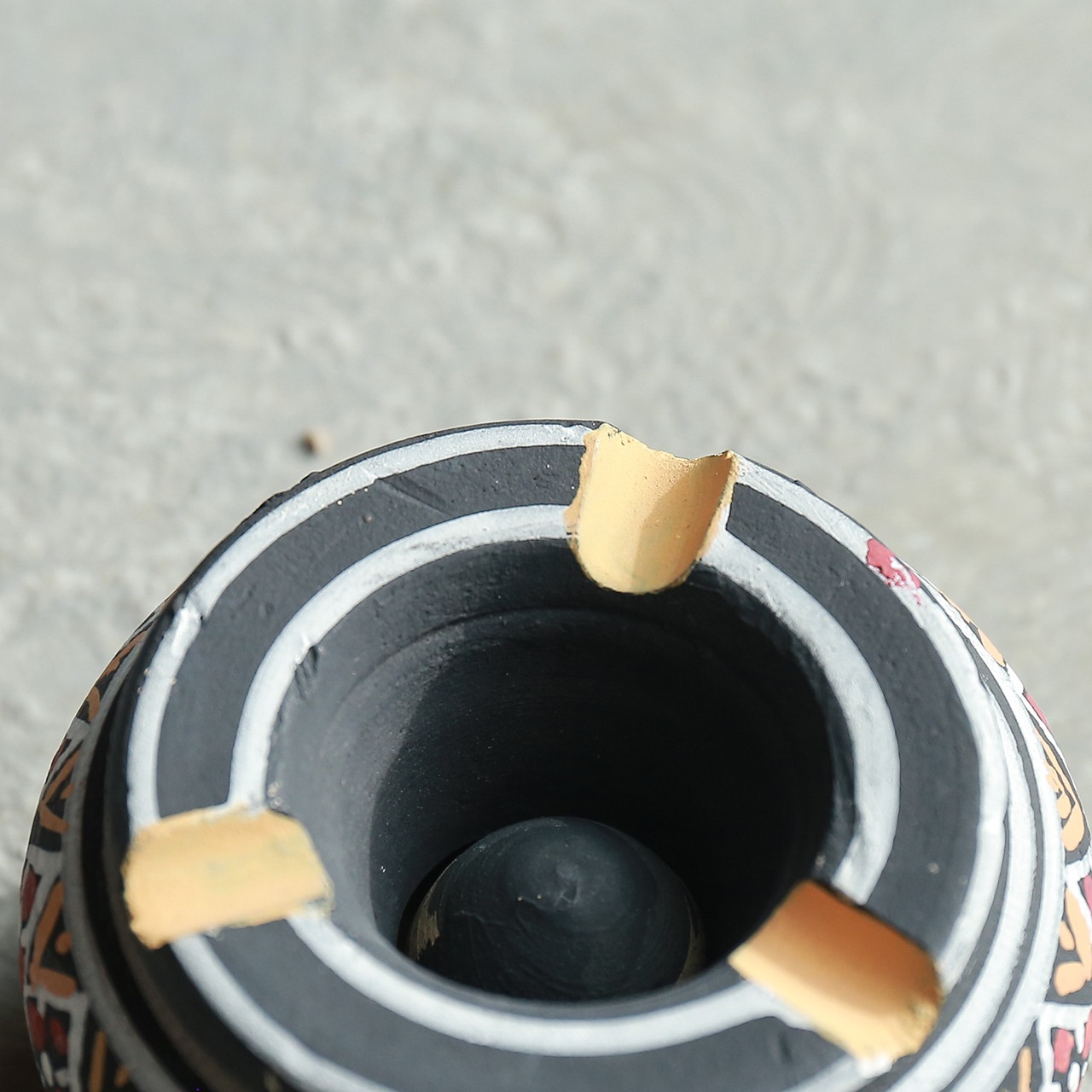 プリミティブな模様が美しい、陶器の灰皿