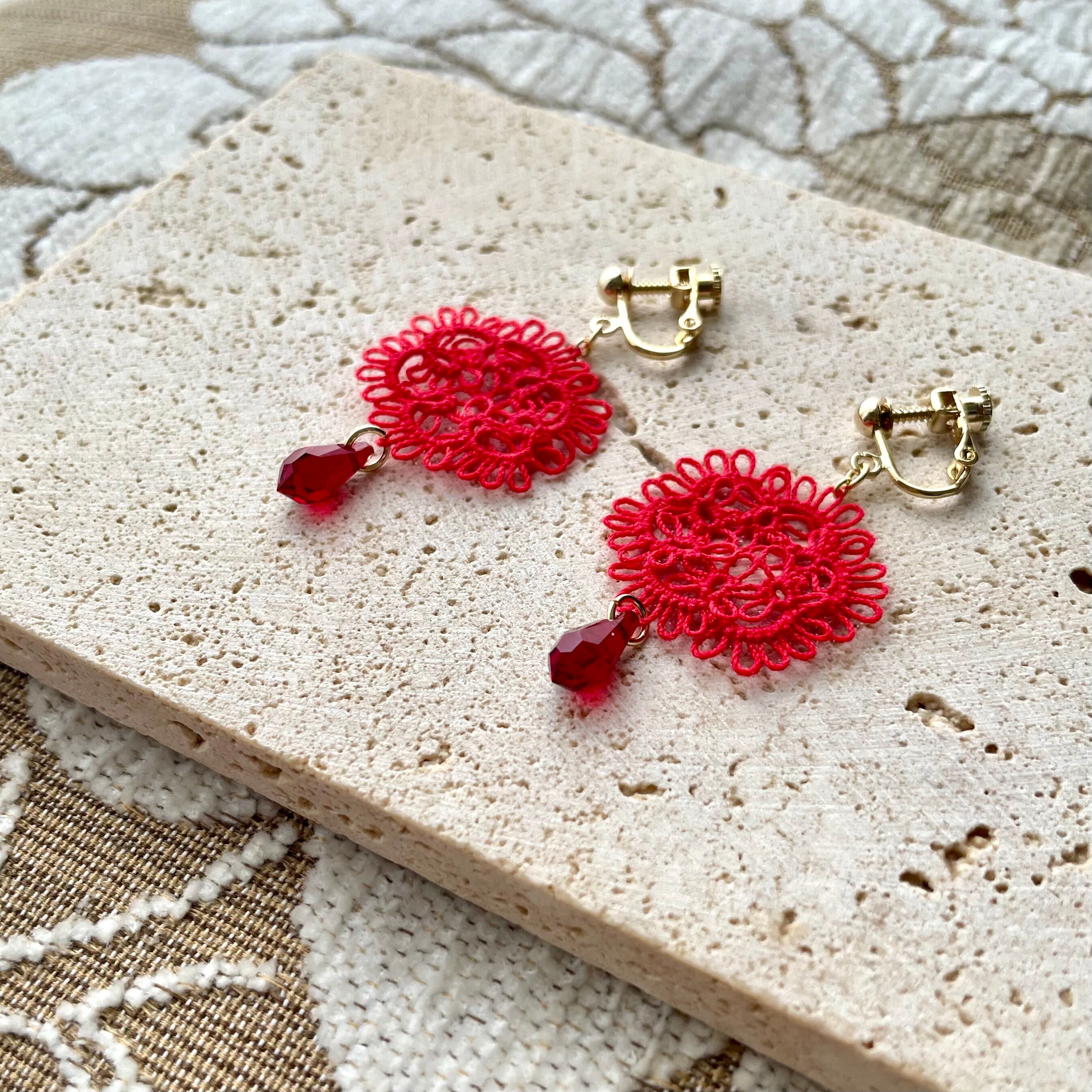 お花モチーフ＊赤色レース×シャムのピアス・イヤリング | EMIEL 〜luire〜