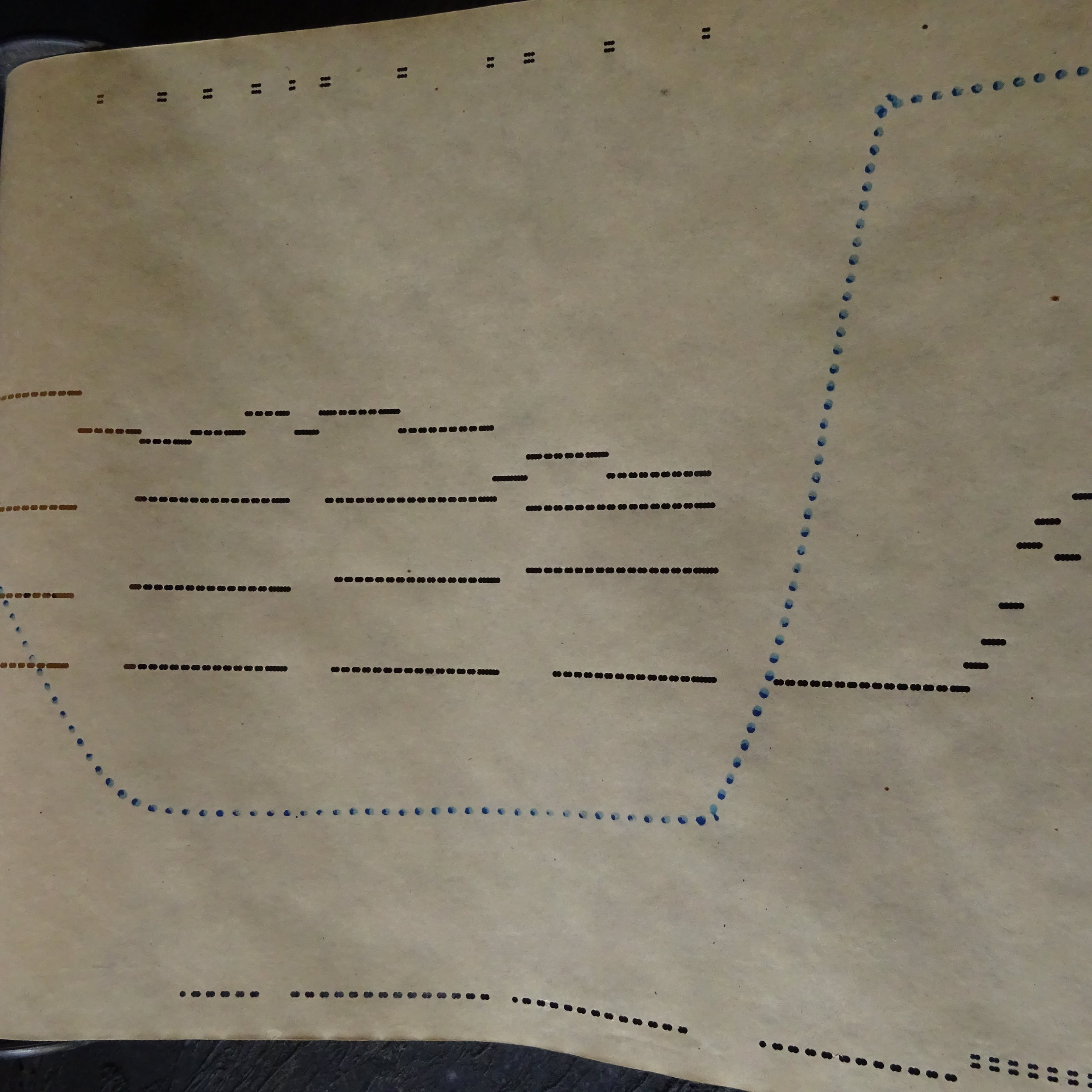 Ancien rouleau perforé pour piano mécanique    (C)