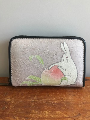 ラウンド財布「ウサギと桃」