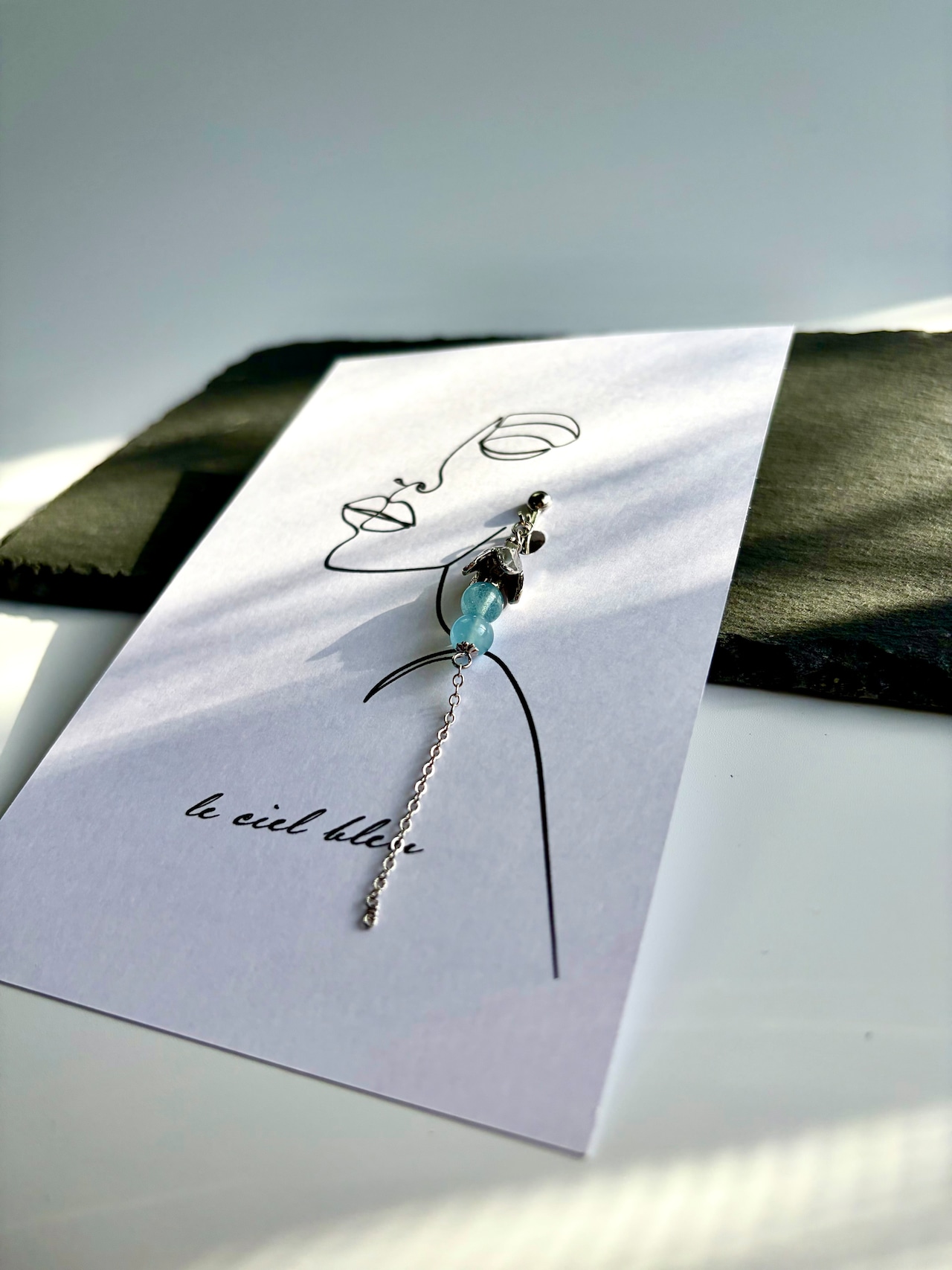 垂れ下がるこの花の実は アクアマリン ゴールド/シルバー