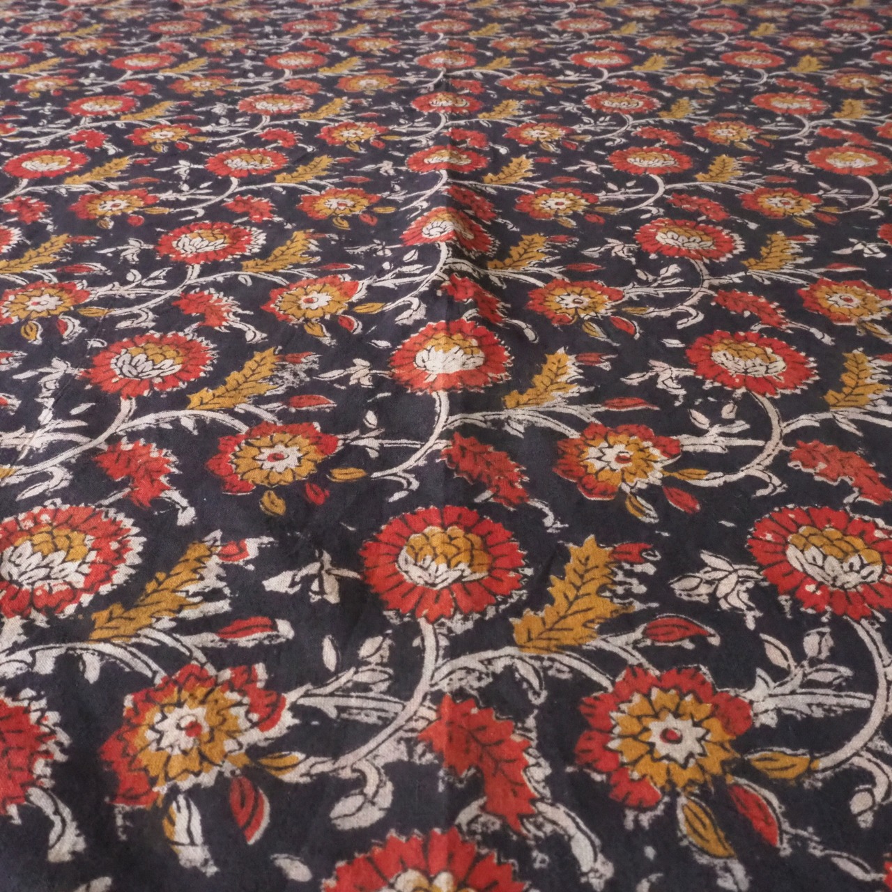 ブロックプリント生地【50cm単位】インド綿  花柄 黒×赤×黄土色 #43210-BK1