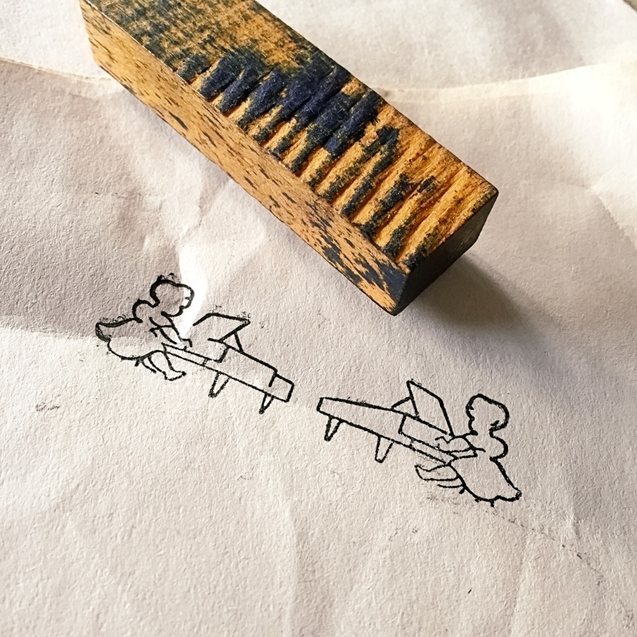 フランス 7c  双子の少女と連弾とメランコリーな木製スタンプ ヴィンテージ