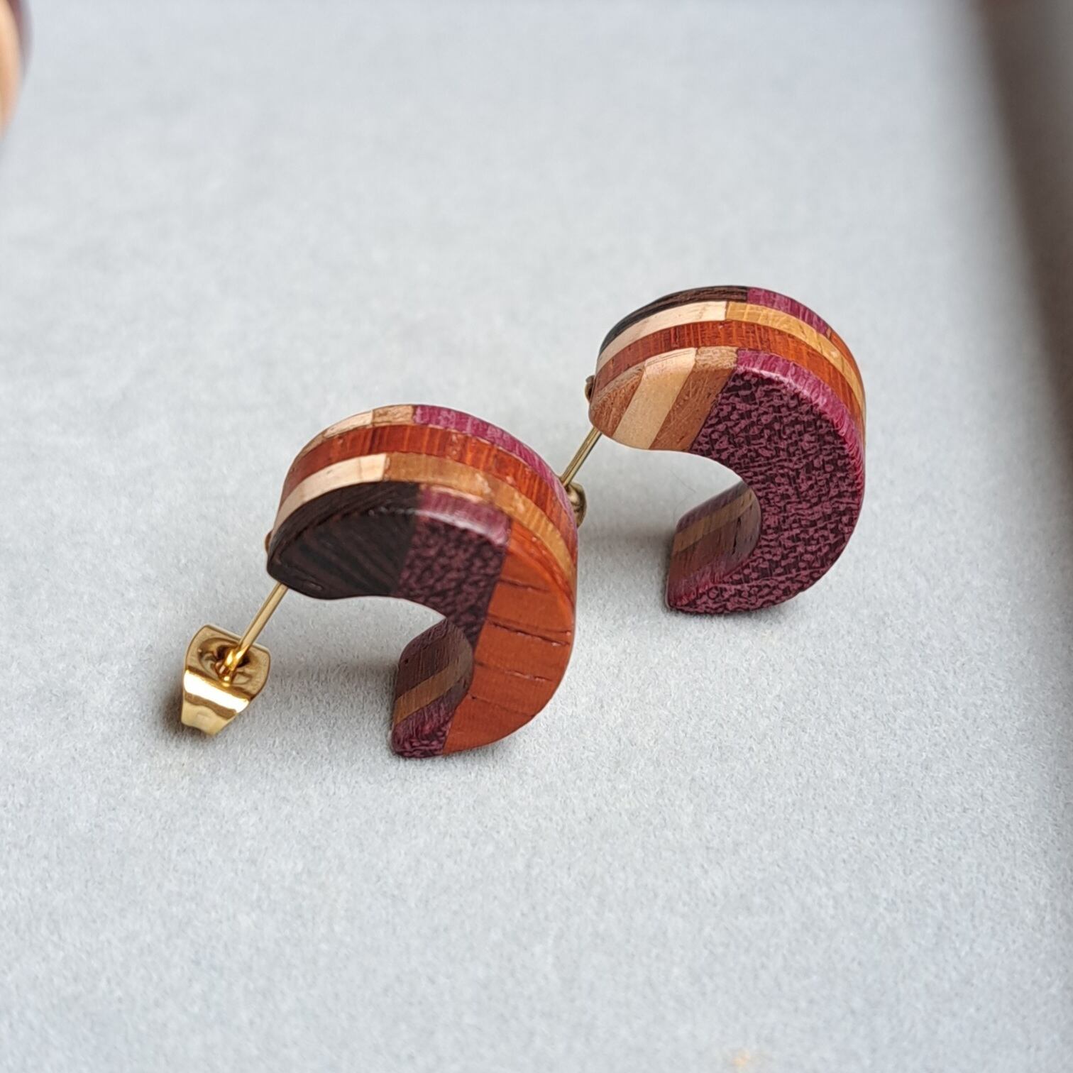 061・085・088・104・106・113 寄木月型ピアス | mo.ku.me.no.