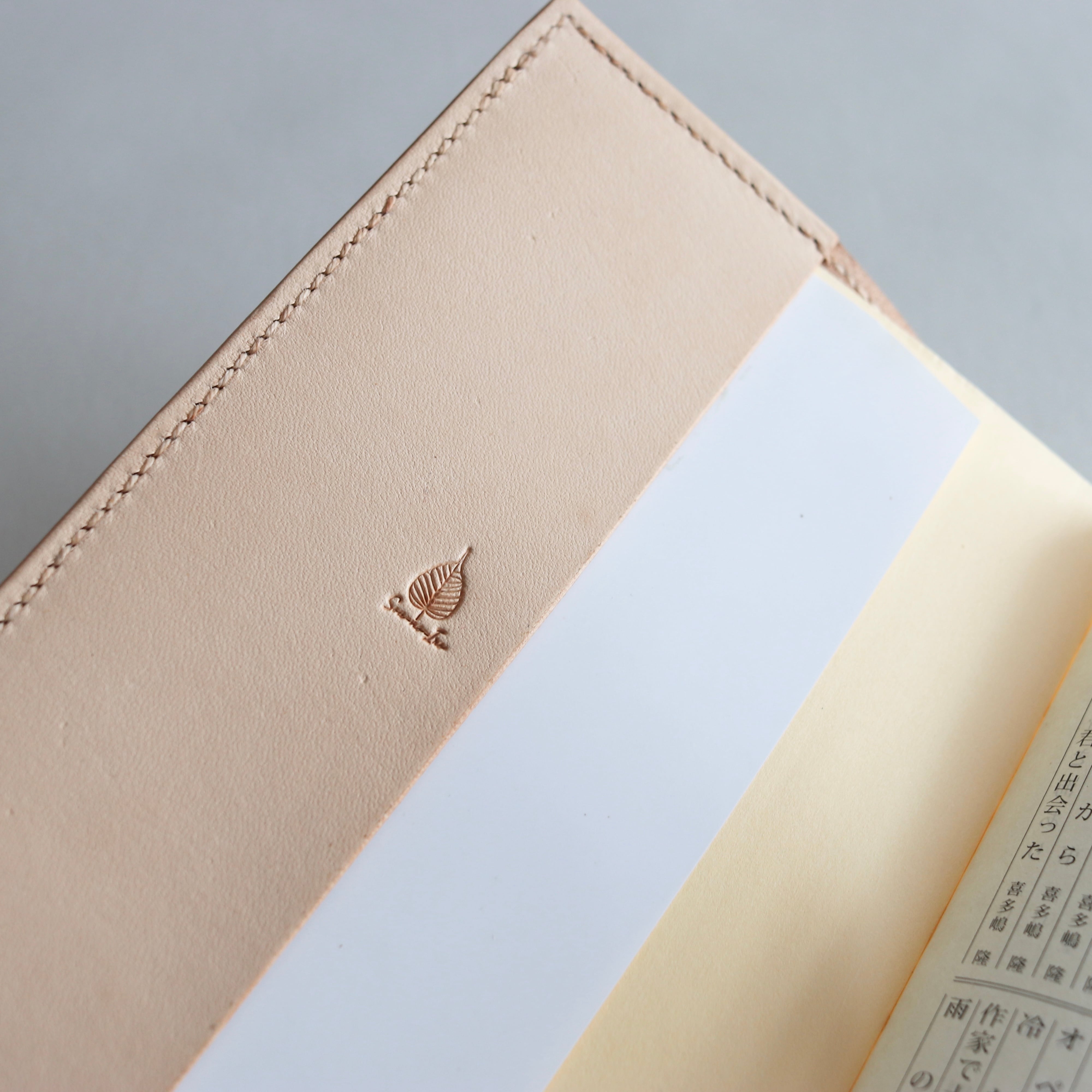 読書がしたくなる」ヌメ革の文庫本ブックカバー | 草木染レザー Sou-no-Iro