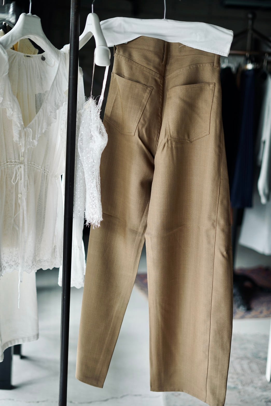 HYKE / OXFORD BARREL-LEG JEANS ( BLACK , BEIGE ) | JUQUI Online