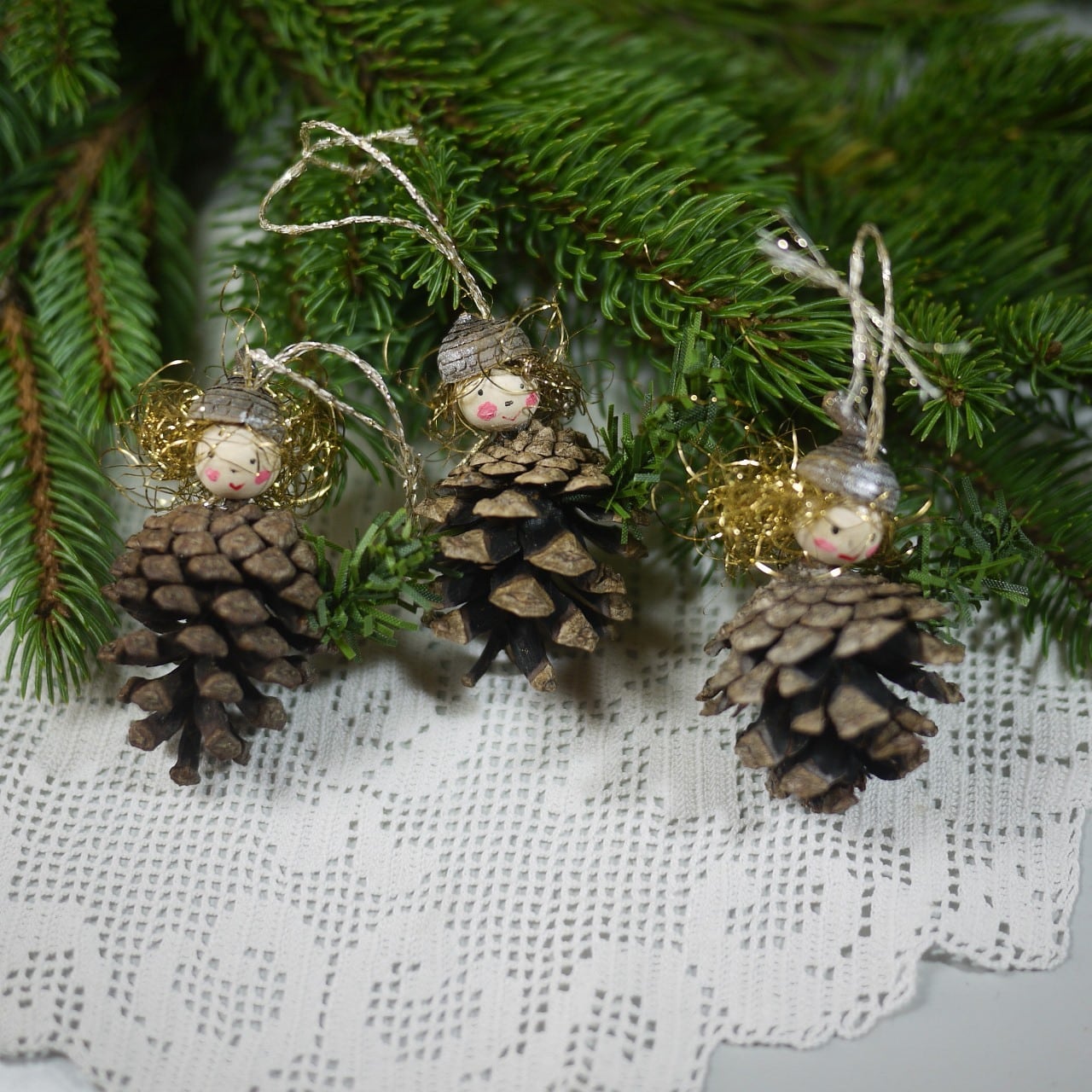 まつぼっくり天使3人 Tannenzapfen こりすオリジナル | こりすのパン屋