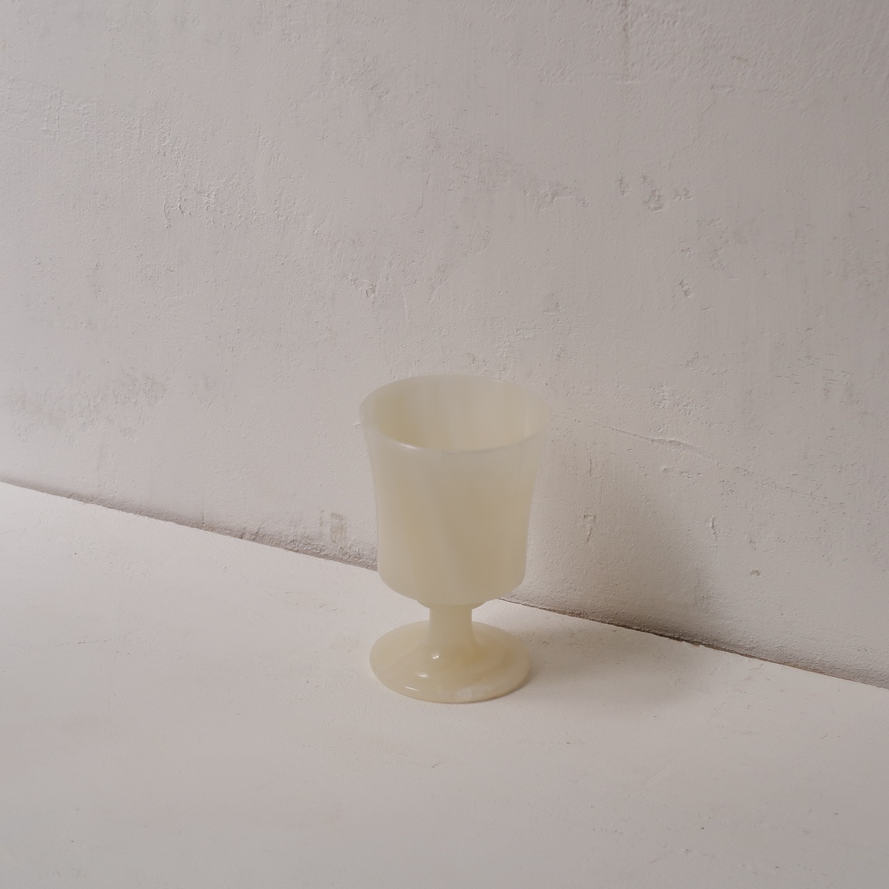 四角い石のゴブレット