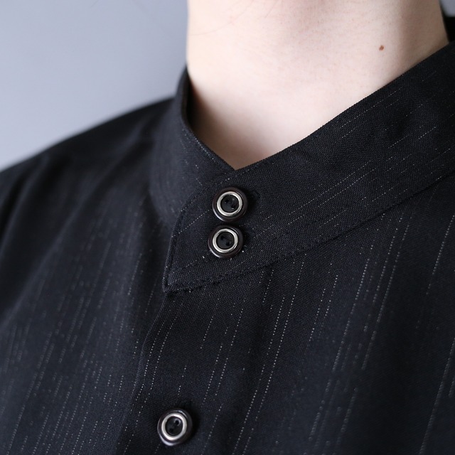 black one-tone gloss thread design over silhouette mode s/s shirt