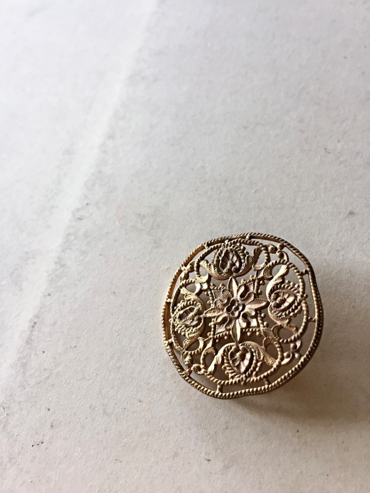 19世紀 フランス 2.6c 金の蘭と心臓型の葉と透かし彫りメタルボタン アンティーク