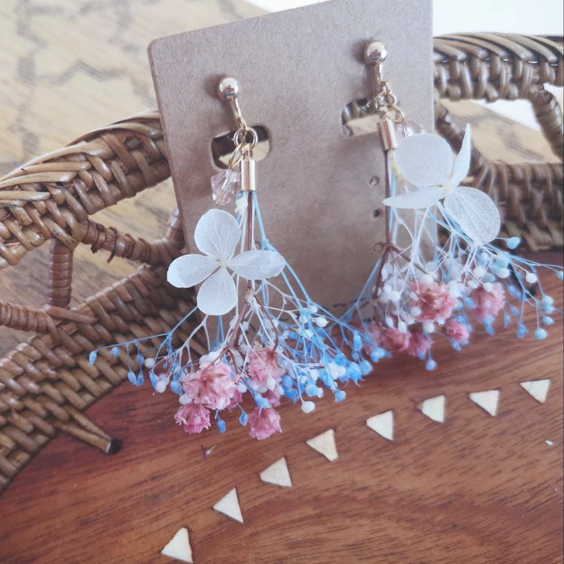 イヤリング_紫陽花とかすみ草のドライフラワー(プリザーブドフラワー