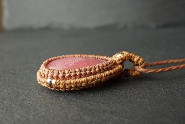 アルゼンチン産ロードクロサイト(インカローズ)のマクラメネックレス - early spring -【一点物】