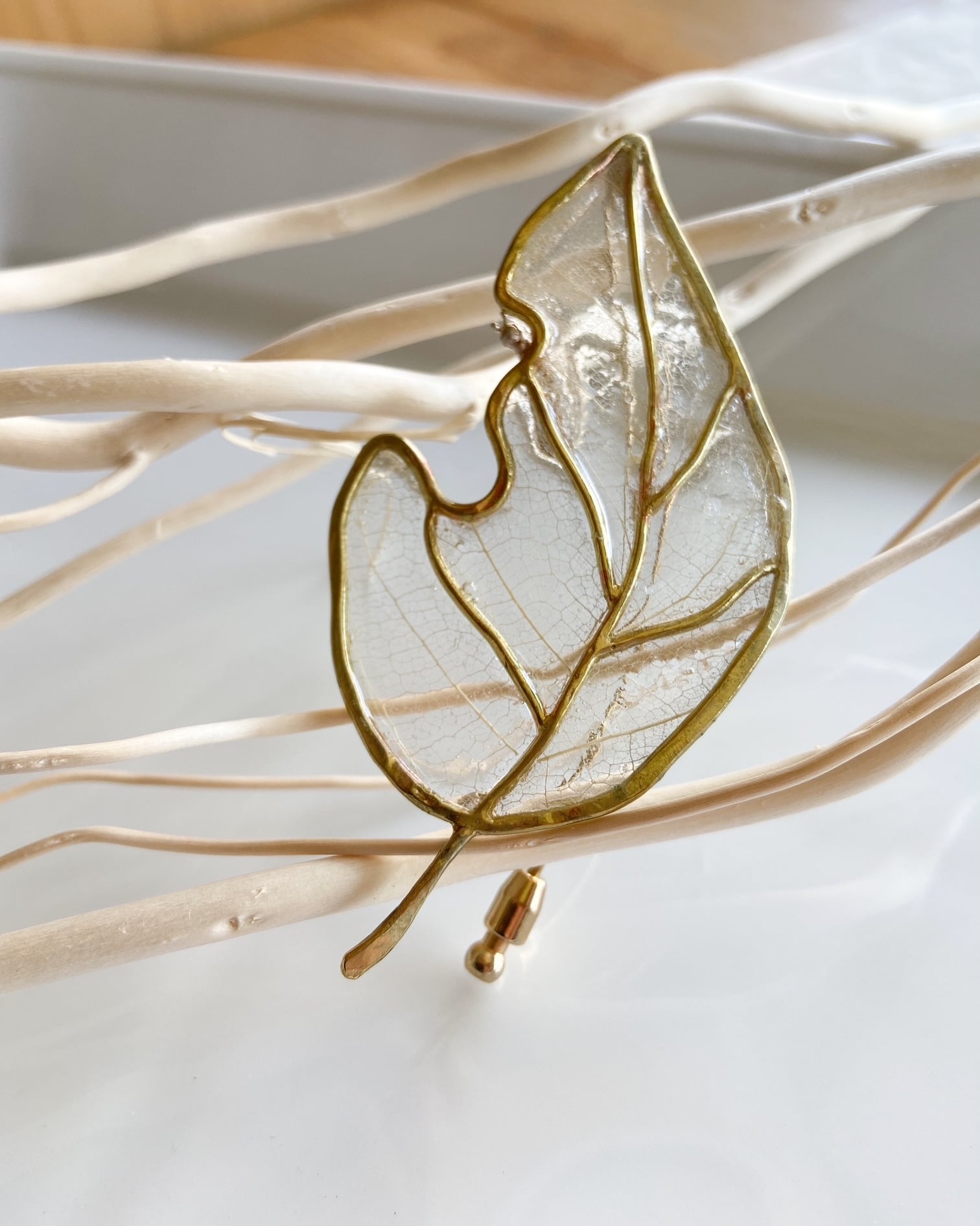 art jewelry marble 葉っぱブローチ