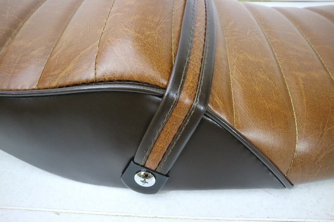 CBR400F タックロール シート 茶ツートン / あんこ抜き 完成品 CBR400F タックロール シート 茶ツートン ⁄ あんこ抜き 完成品 CBR400F