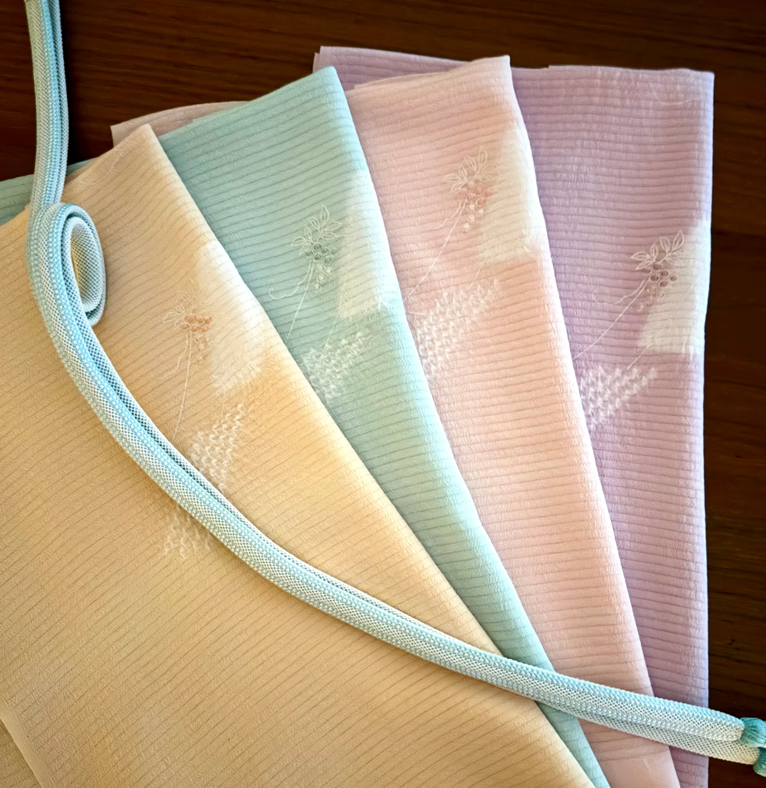 涼やかな夏の着物のお出かけに 絽素材100％ 京絞り帯あげ 葡萄柄刺繍