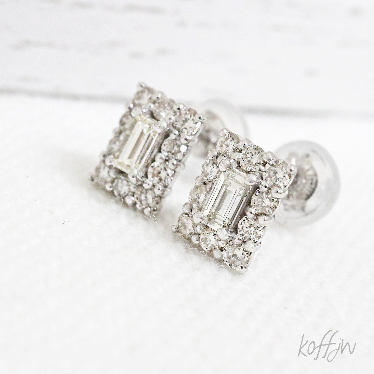 シンプルと個性 バゲットカット ダイヤモンド ピアス k18 pt900 0.48ct