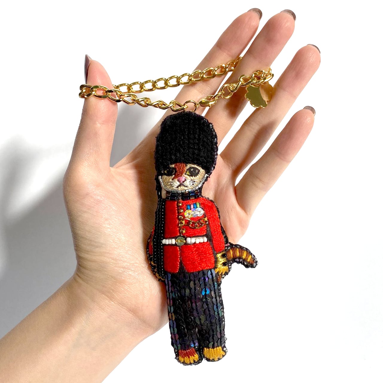 刺繍チャームブローチ 猫の衛兵 | tamaobazaaar