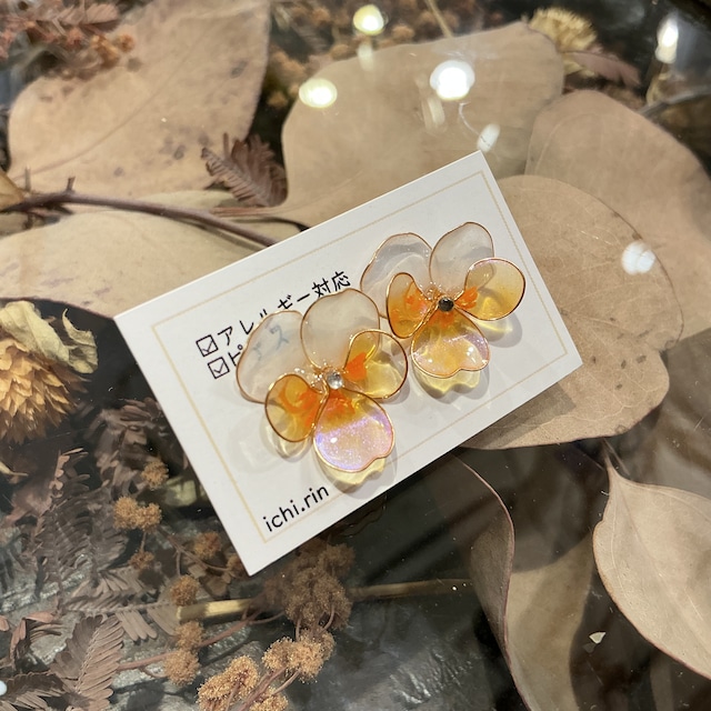 ichi.rin:ビオラピアス ホワイト オレンジ