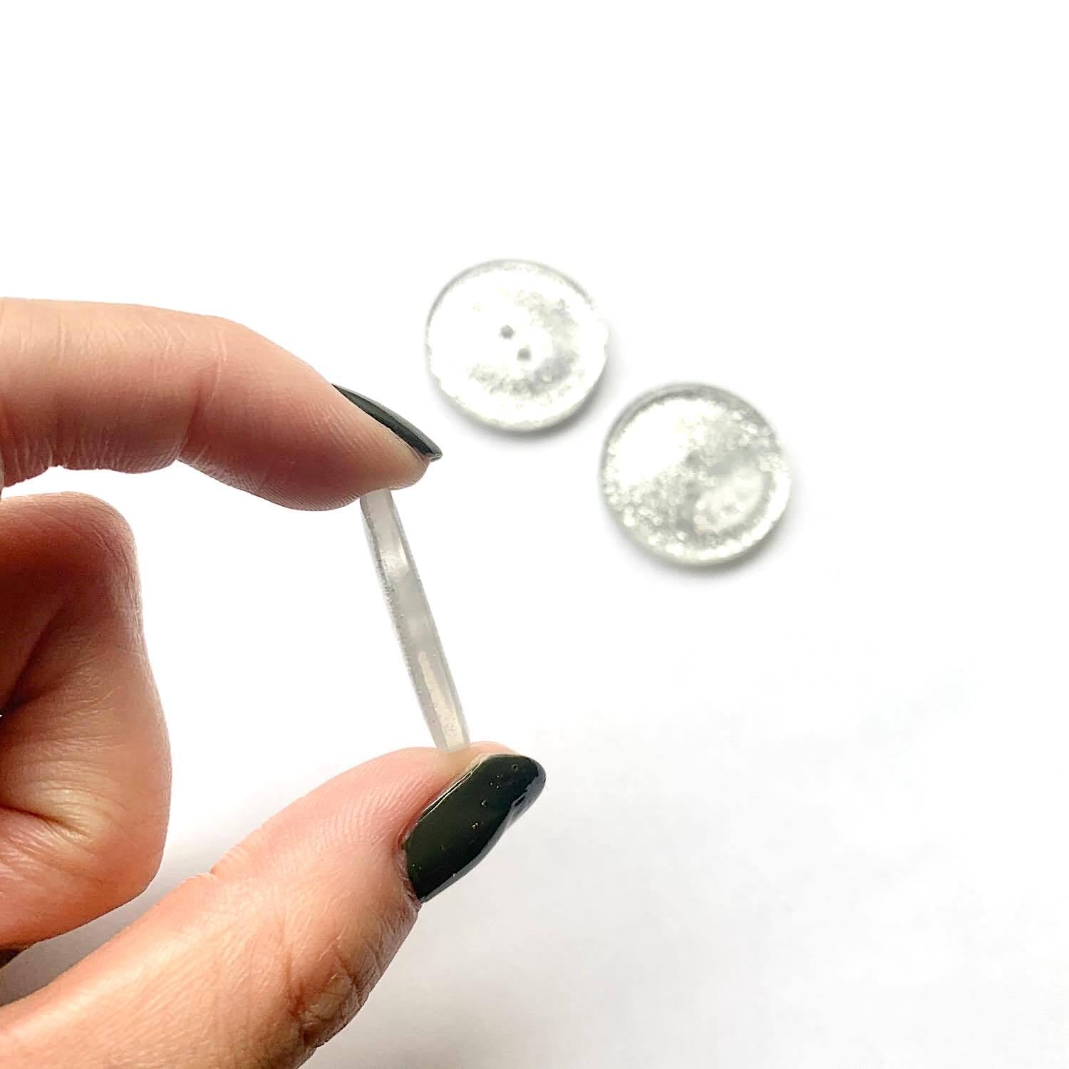 再入荷〉ラメシルバーの2つ穴ボタンM（25mm） | Dua-アクセサリー