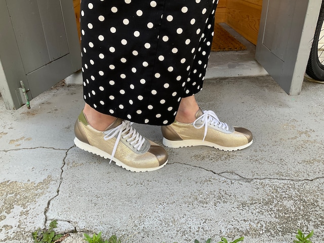 【限定新色】オールレザー・メタリックスニーカー(ゴールド×カーキ)