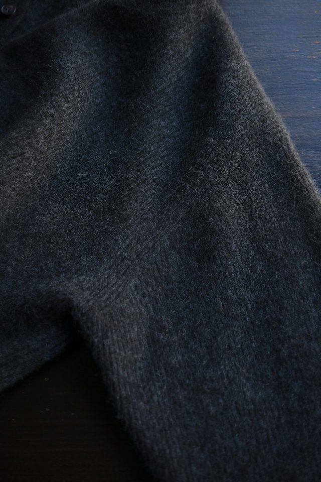 BATONER / CASHMERE FOX HENLEY NECK (Charcoal)