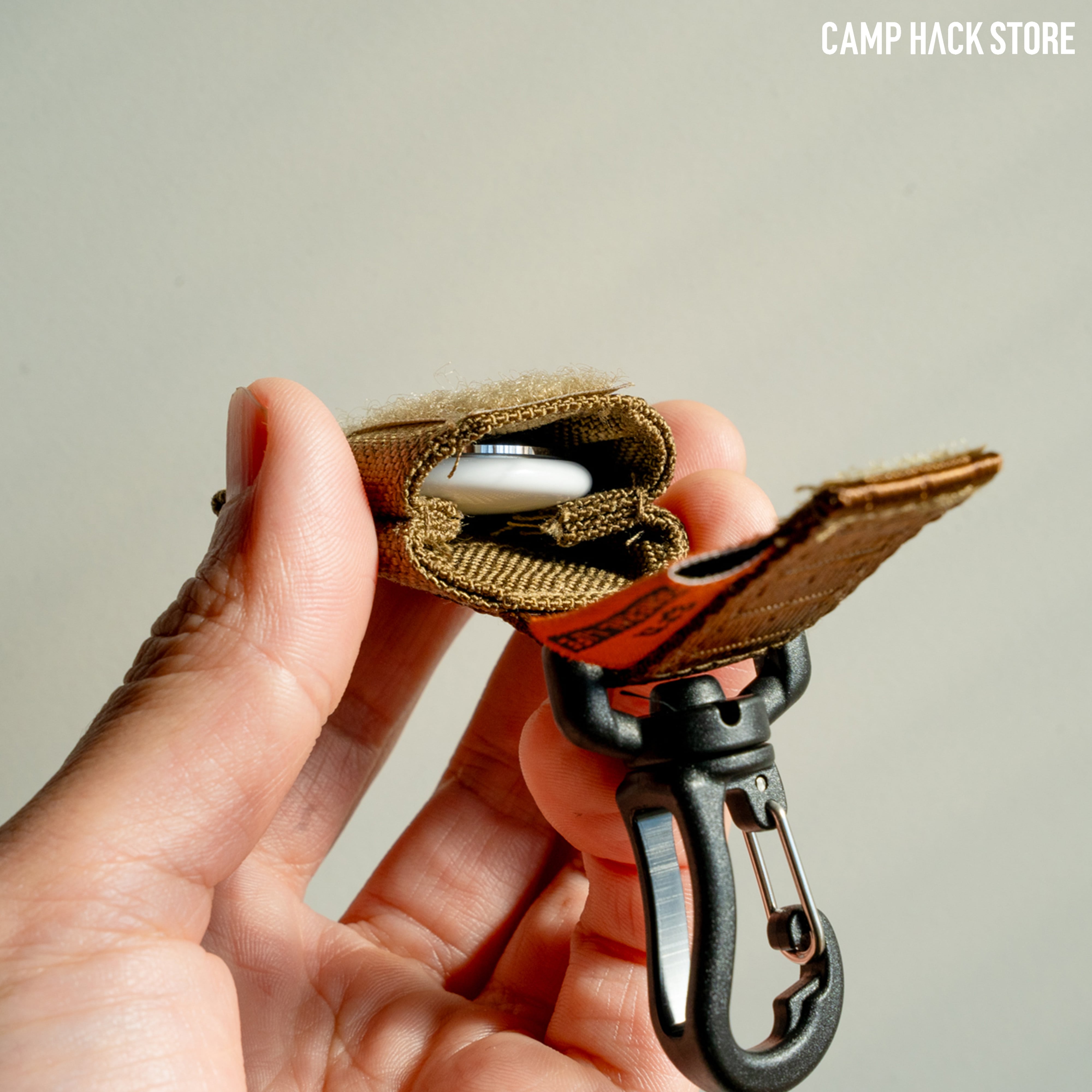 大事なものを携帯する「お守りタグケース」 | CAMP HACK STORE