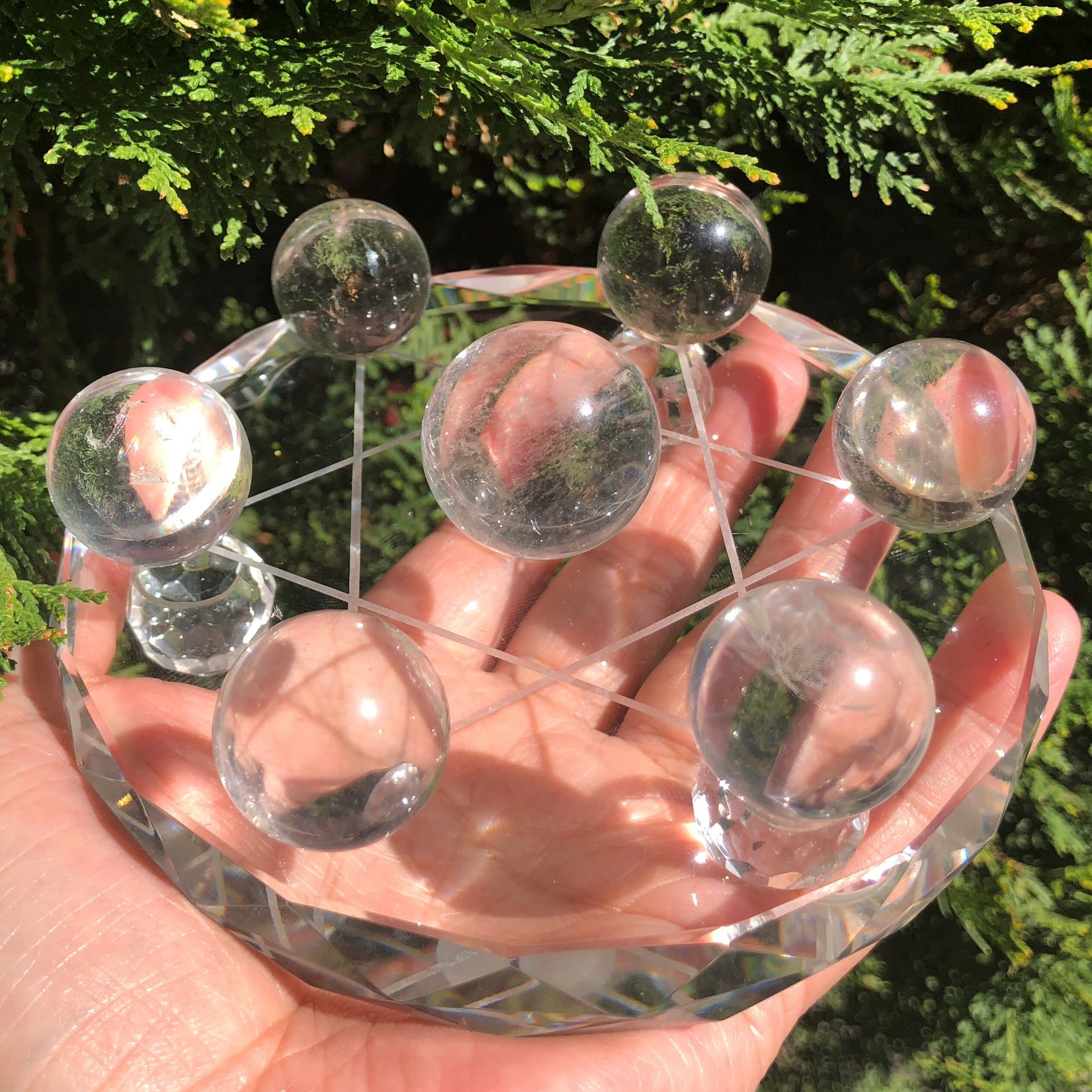 六芒星の台座と水晶