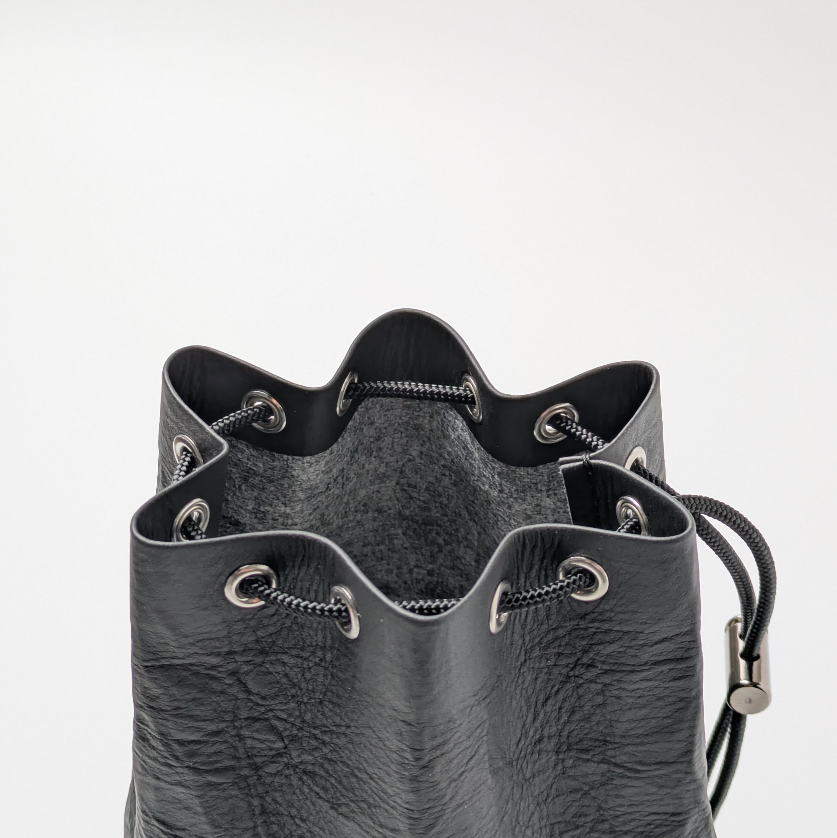 ダイニーマ革巾着ショルダー M black | keel
