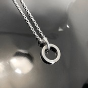 GODSIZE® LABEL CIRCLE NECKLACE / ゴッドサイズ®レーベルリングネックレス