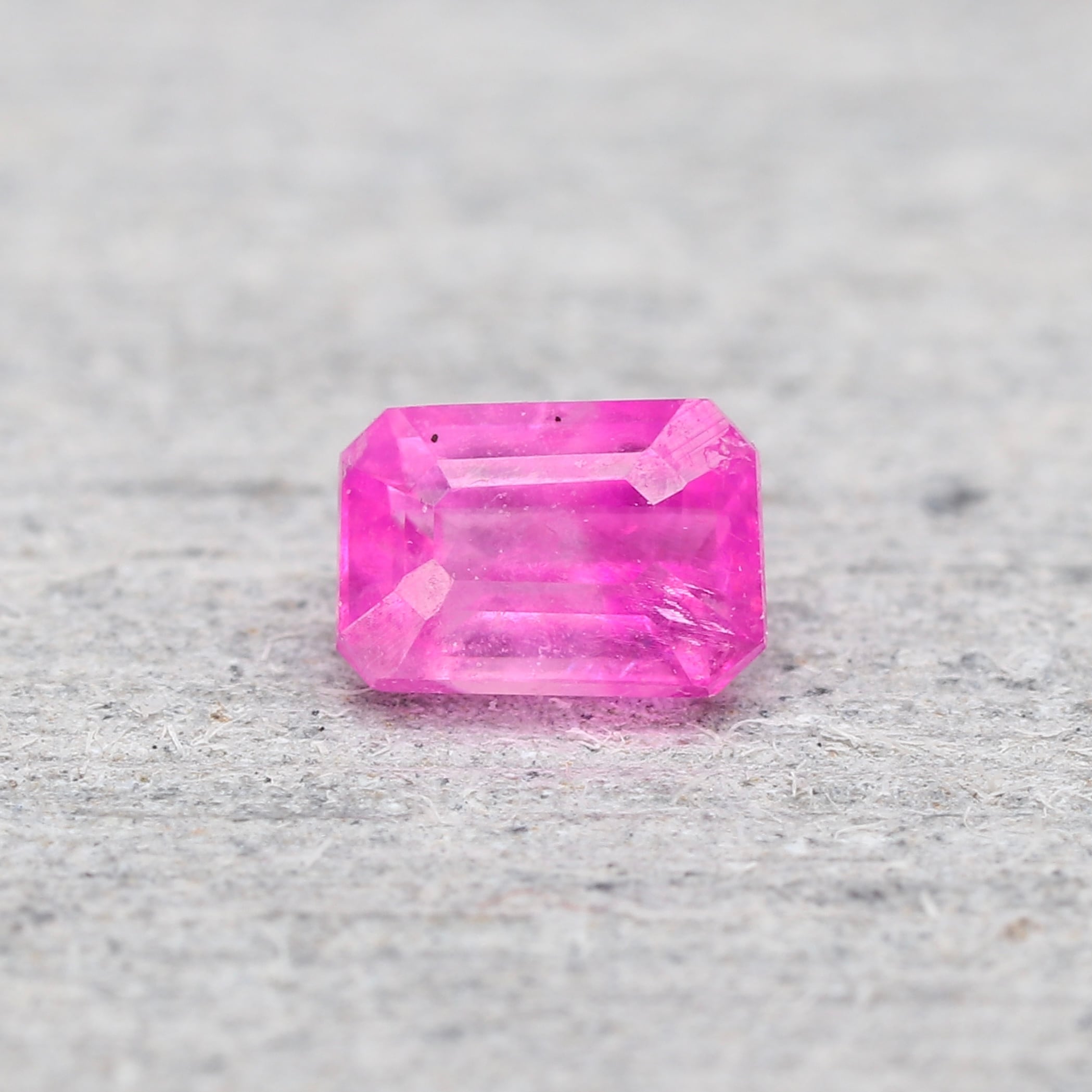 コバルトピンクドロマイト 0.085ct オクタゴン 日独ソ付き | 色石堂