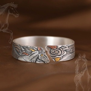 駿馬のバングル - 時を超えるエレガンスと力強さの象徴　B079