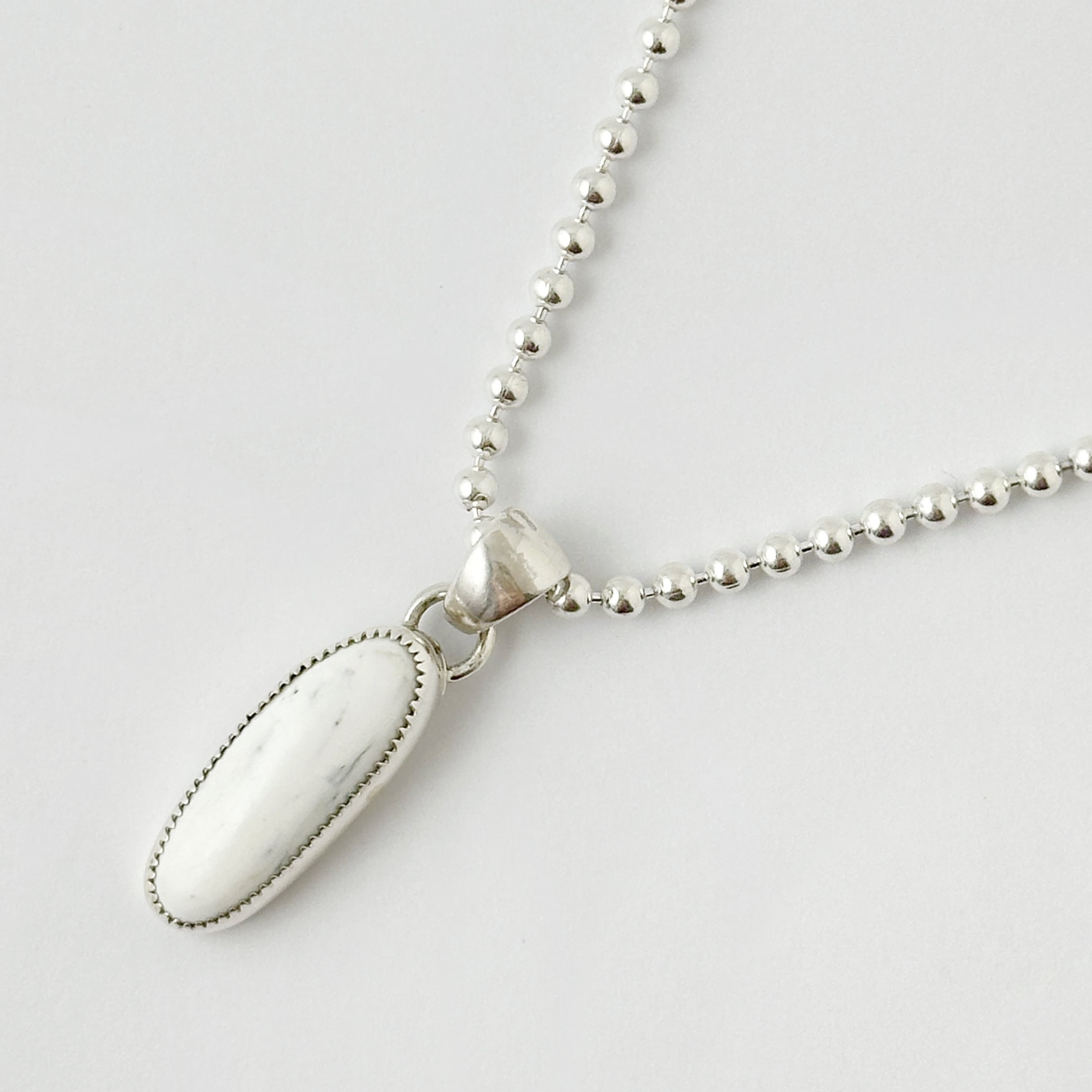 Indian Jewelry 》ホワイトバッファロー スリム オーバル型 M