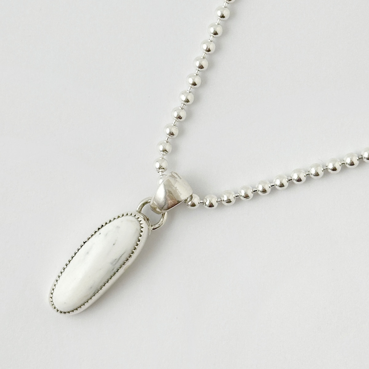 Indian Jewelry 》ホワイトバッファロー スリム オーバル型 M 